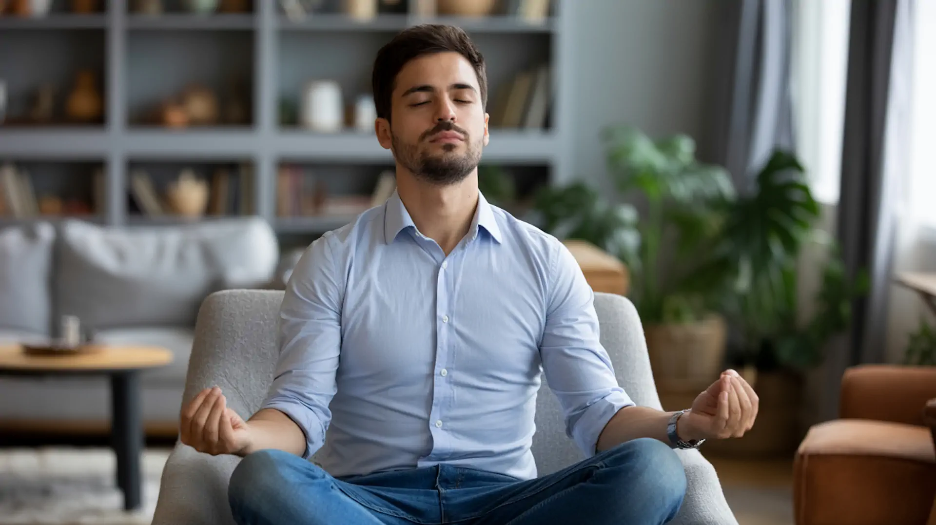 Ein Mann praktiziert bewusste Atemübungen als Teil der 3-Minuten-Regel für emotionale Selbstregulation